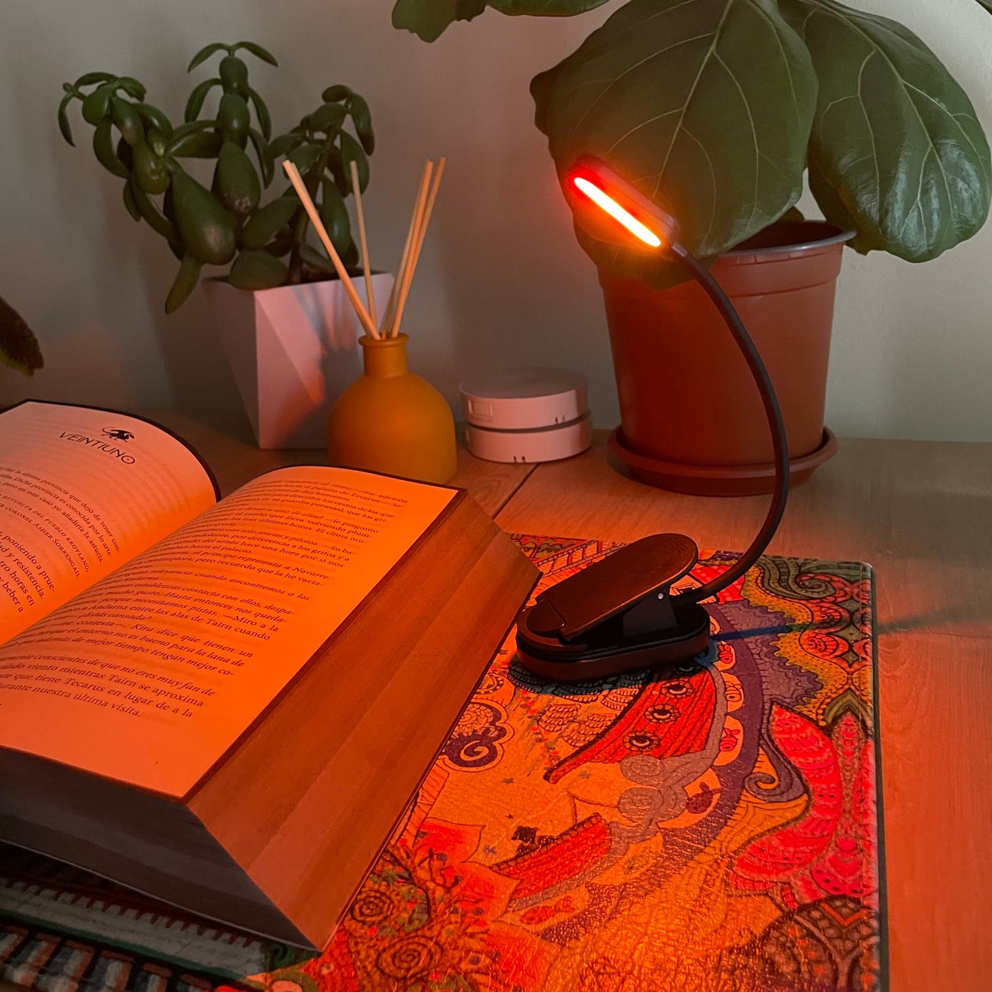 Luz LED de Lectura Ámbar/Roja con Estuche y Marcapáginas ¡De Regalo!