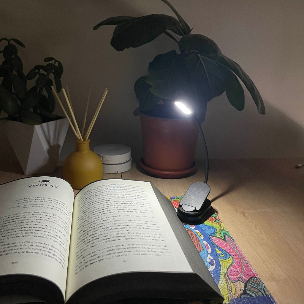 Luz LED de Lectura Ámbar/Blanca con Estuche y Marcapáginas ¡De Regalo!