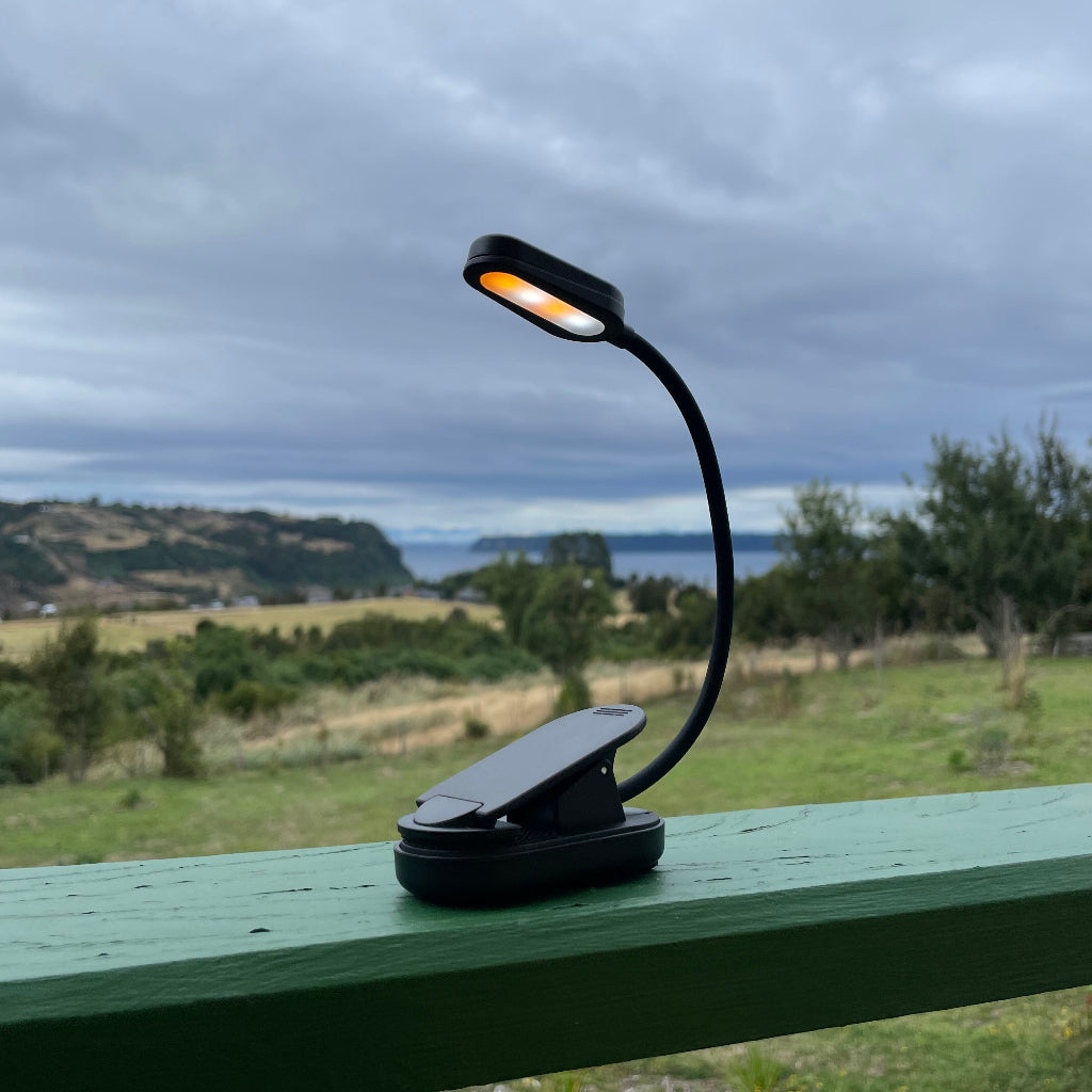 Luz LED de Lectura Ámbar/Blanca con Estuche y Marcapáginas ¡De Regalo!