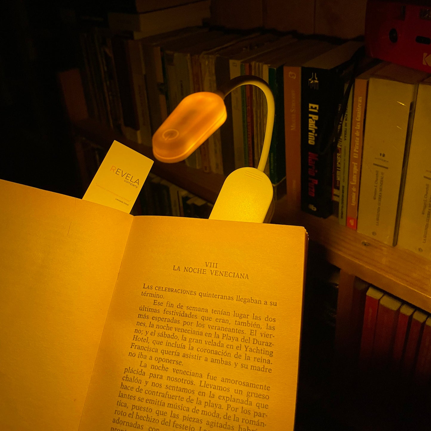 Luz LED de Lectura Ámbar/Blanca con Estuche y Marcapáginas ¡De Regalo!