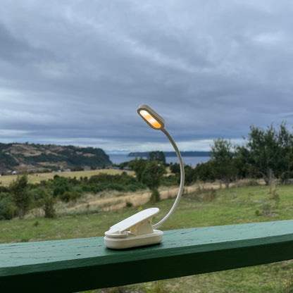 Luz LED de Lectura Ámbar/Blanca con Estuche y Marcapáginas ¡De Regalo!