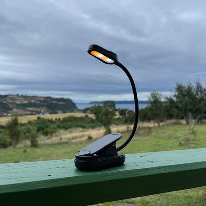 Luz LED de Lectura Ámbar/Blanca con Estuche y Marcapáginas ¡De Regalo!